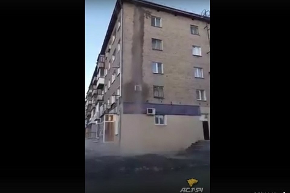 По предварительной информации, в доме прорвало трубу.