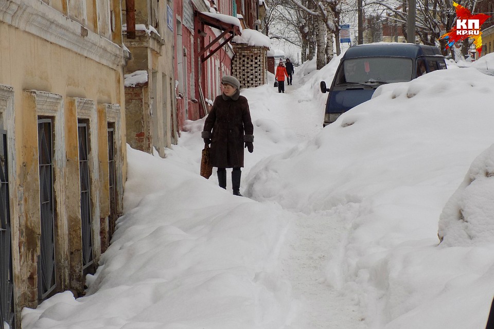 Скиданный с крыш снег несколько дней лежит на тротуарах.