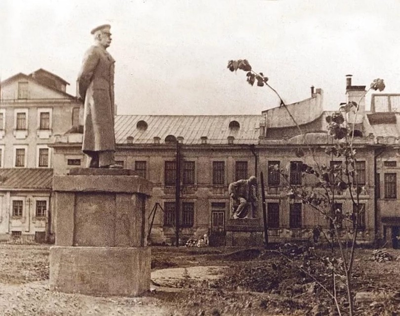 Памятник отцу народов в Самаринском парке - возле районе ДКЖ. Сайт vologdahistory.ru