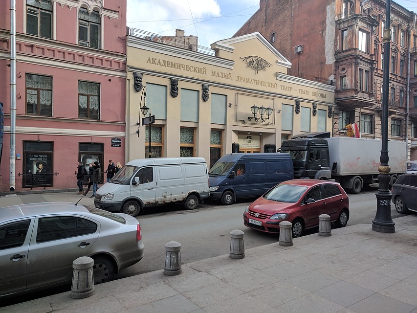 Малому драматическому театру нужна новая сцена. Но ее возведение идет не так гладко, как хотелось.