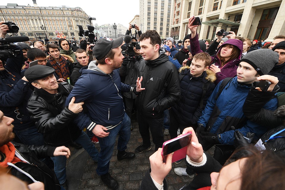 Самый горячий момент несостоявшегося «митинга» на Манежке. Два молодых человека не сошлись в политических взглядах. Их громкий спор «рассудила» полиция, задержав обоих.