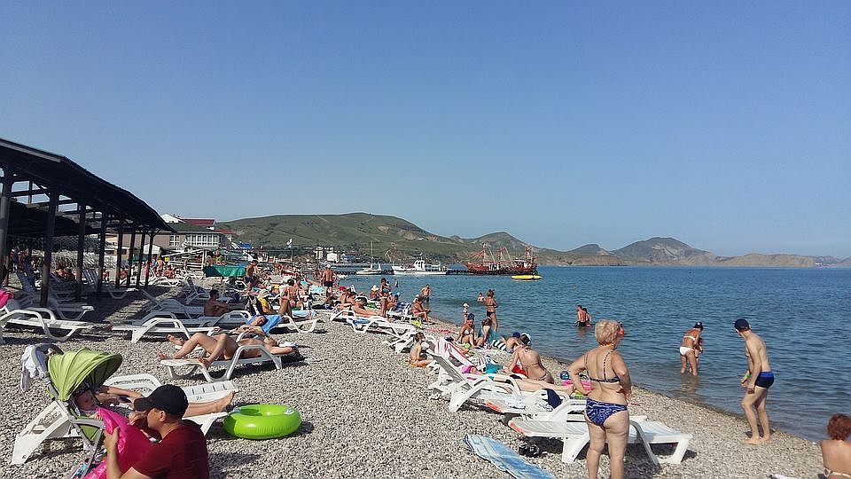 Туристы завалили МинЖКХ жалобами на плавающие в море стоки.
