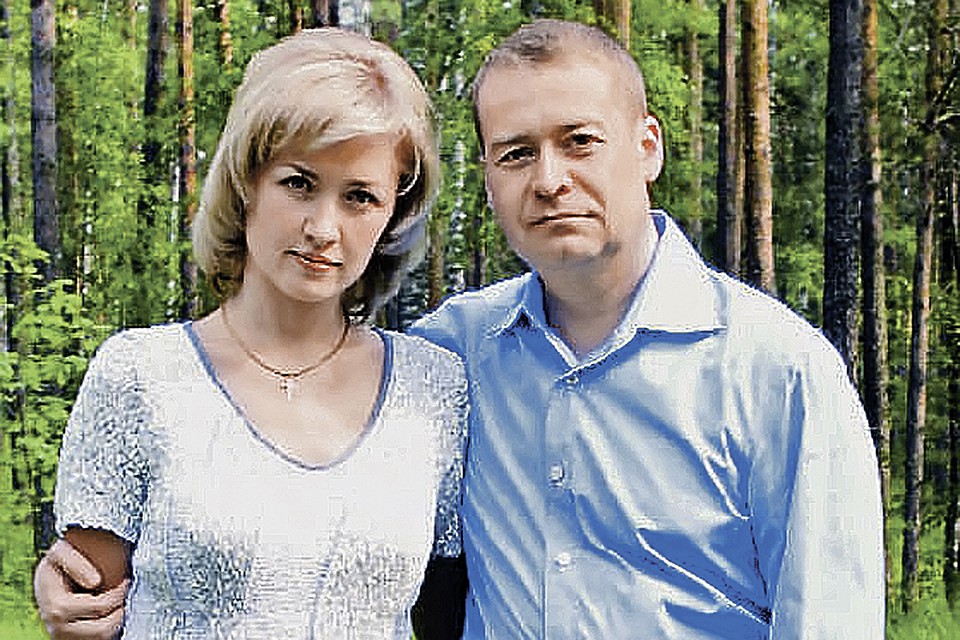 Леонид Маркелов осыпал свою Ирину стихами и бриллиантами, но она в итоге выбрала другую жизнь. А после отставки и ареста губернатора со всех официальных сайтов Марий Эл были стерты фотографии Леонида и Ирины на светских раутах. В интернете осталась лишь вот такая - простая, на фоне марийского леса.