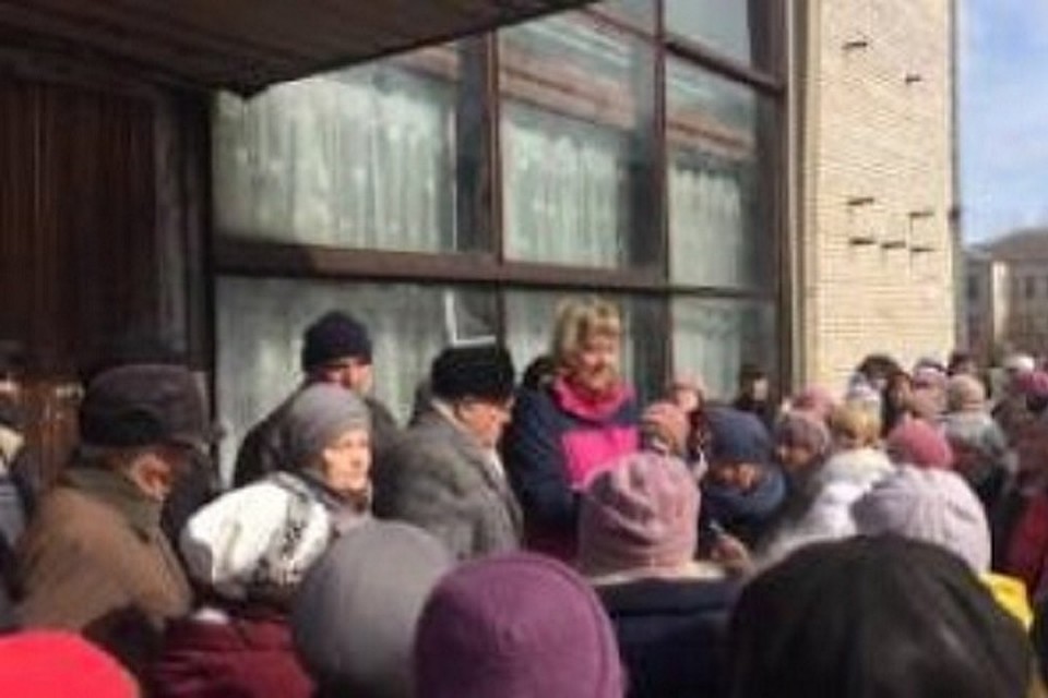 Полиция так и не решилась разгонять митингующих