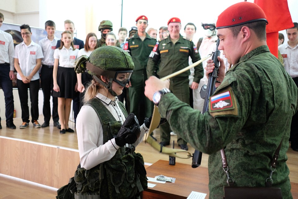 Сотрудники военной полиции побывали в краснодарской школе: Фото: Артем ДУГИН