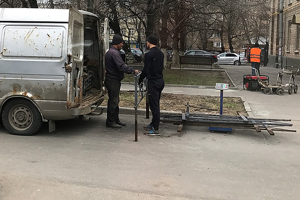 Металлические газонные ограждения во дворах уже давно устарели по своей конструкции и эстетическому виду
