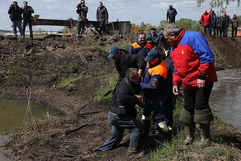 Все произошло так неожиданно, что в кадр попал только первый эпизод спасения, да и то самый хеппи-энд (крайний слева - наш Владимир Веленгурин, крайний справа - глава чрезвычайного ведомства Владимир Пучков).