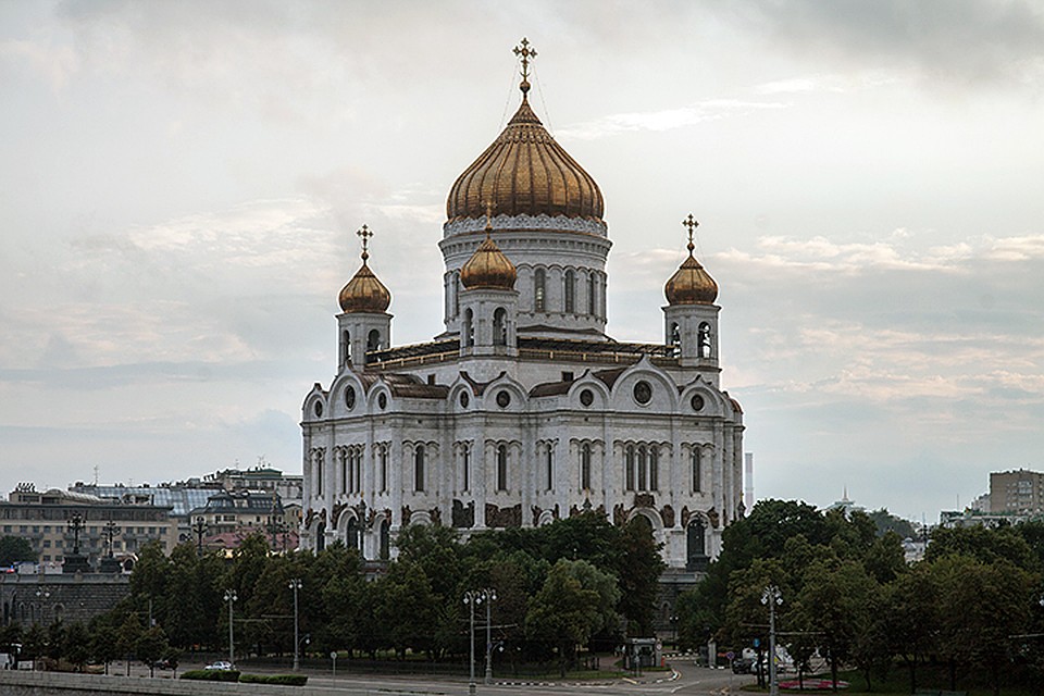 Несмотря на то, что сам Храм находится у метро «Кропоткинская», приезжать именно на эту станцию не нужно. В первые дни поклонения - самый удобный выход - метро «Парк культуры»