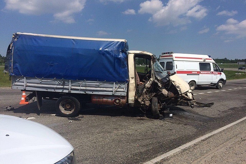 В Ставрополе грузовой автомобиль врезался в пассажирскую маршрутку, погибла женщина