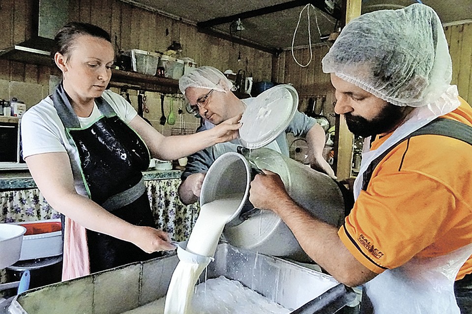 Анвар Зуфаров со спецкором «Комсомолки» и супругой Анной (справа налево) готовят новую партию отличного сыра. Но кому нужен в России этот сыр и сами сыровары? Фото: личный архив Алексея Овчинникова
