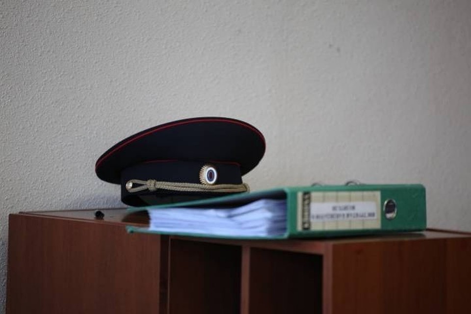 Ревнивая жительница Уссурийска повредила два колеса на машине прежнего молодого человека
