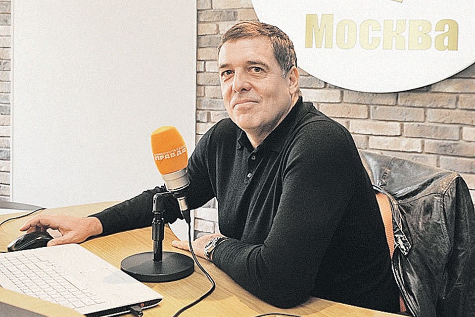 Александра Любимова интересует все, что влияет на умы: телевидение, политика, интернет.