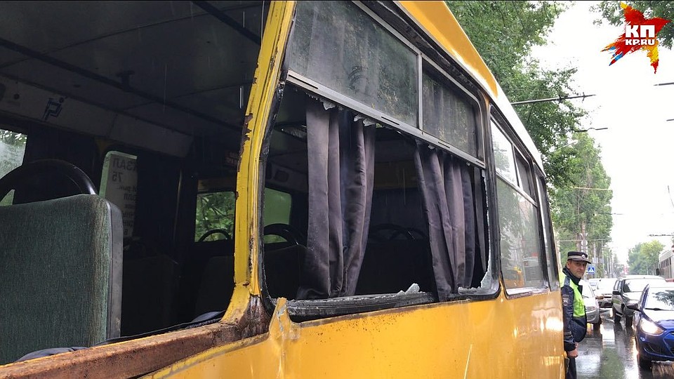 В ДТП с КамАЗом пострадали 3 пассажирки микроавтобуса