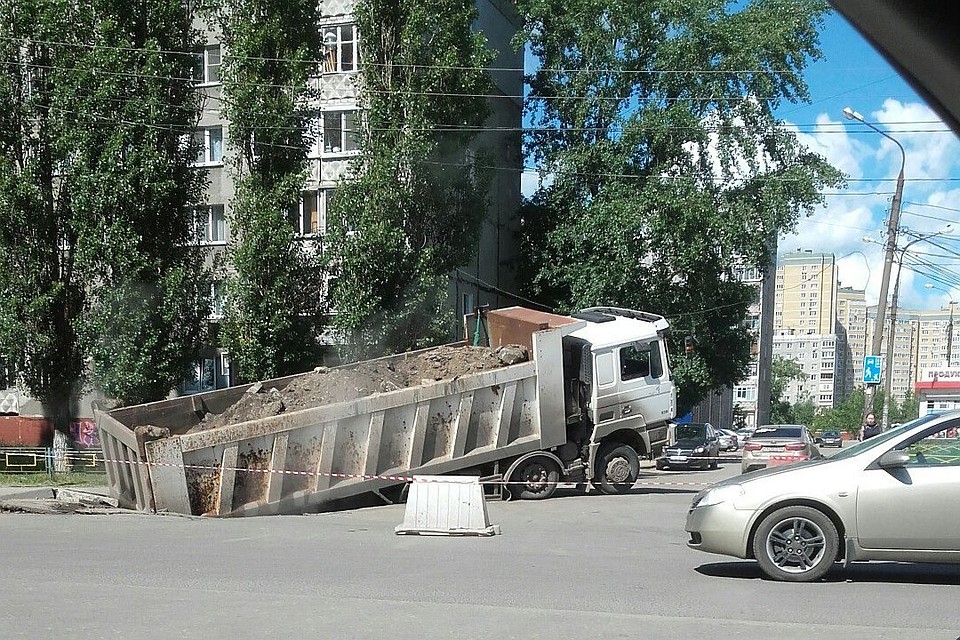 Большегруз провалился под землю на Мещерке