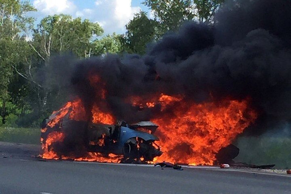Автомобили вспыхнули после аварии.