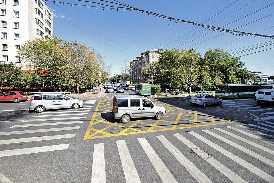 На эту «решетку» можно въезжать, только если там нет затора. Останавливаться нельзя - оштрафуют.