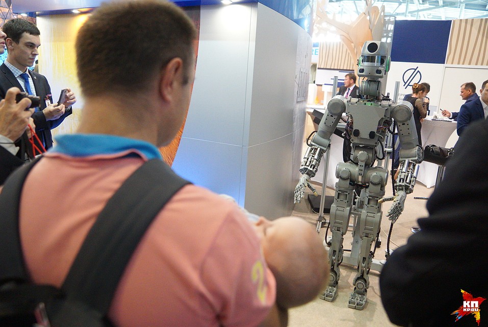 Антропоморфный робот AR-700 для научных исследований и манипулирования объектами разной формы. Ну или в качестве детской качалки. Доверили бы ему сон своего ребенка? Фото: Алексей БУЛАТОВ