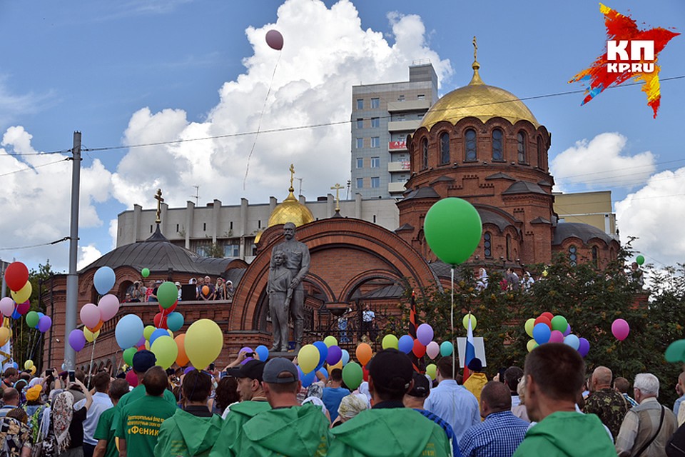 В Новосибирске установили памятник Николаю II и Цесаревичу Алексею.