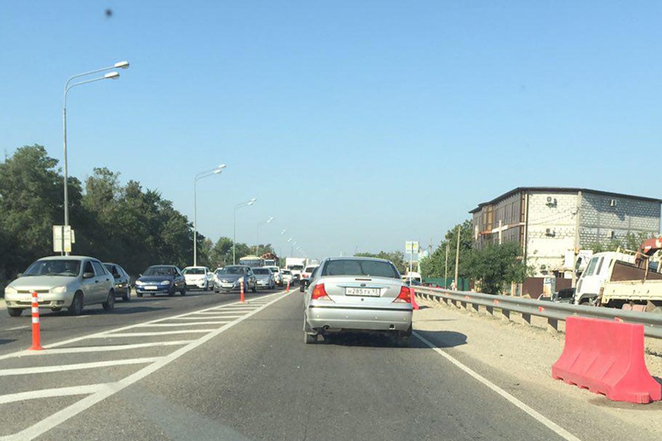 В сторону города сделали одну полосу, а на обочине поставили оградительные барьеры.