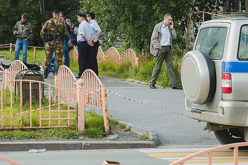 Сотрудники полиции у тела убитого преступника в центре Сургута. В результате нападения неизвестного мужчины с ножом на прохожих пострадали восемь человек. ФОТО Ирина Есман/ТАСС