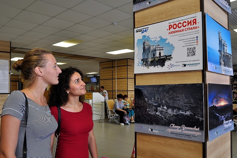 Пассажиры и встречающие с любопытством разглядывают достопримечательности России.