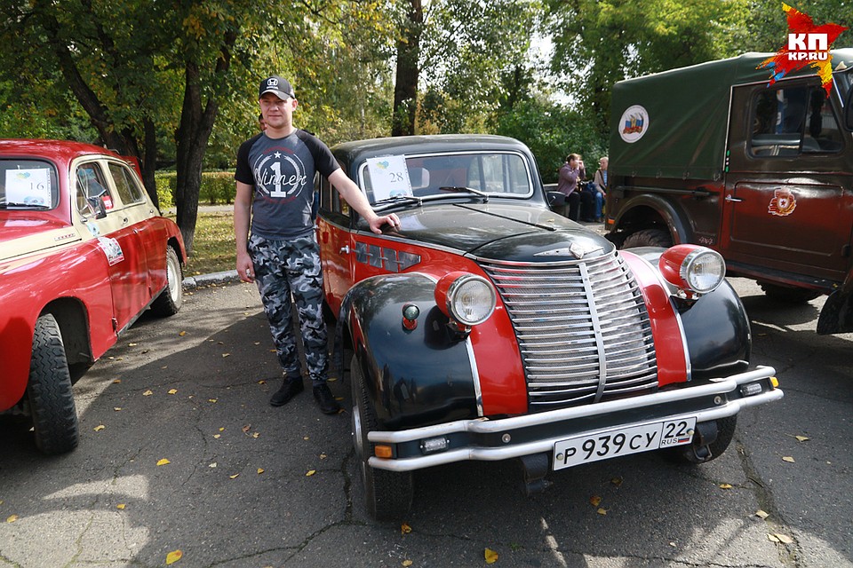 Выставка ретроавтомобилей прошла у алтайского "политеха" Фото: Олег УКЛАДОВ