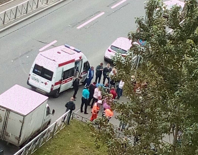 Трое молодых людей упали замертво в Купчино — свидетели Трое молодых людей упали замертво в Купчино — свидетели