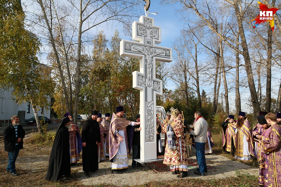 Шестиметровый крест освятили в Нагорном парке Барнаула Фото: Олег УКЛАДОВ