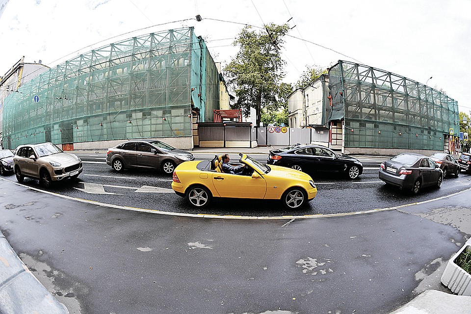 Скоро в самом начале Остоженки, на месте 6-го (слева) и 4-го домов, появится торгово-офисный центр. С парковкой, конечно.