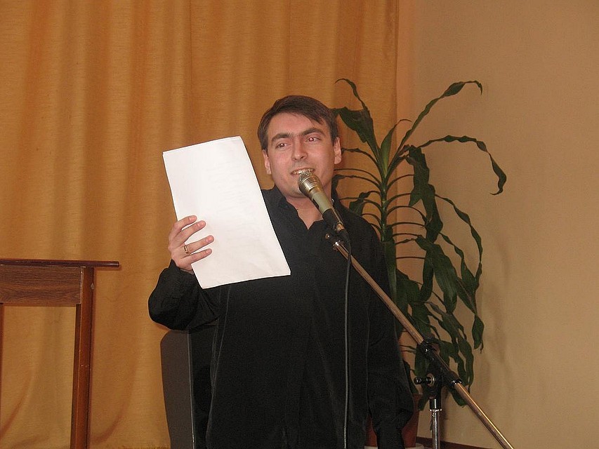 "Есть в этой истории и плюс, - признается Хомяков. – Вся эта боль вдохновляла меня на стихи"