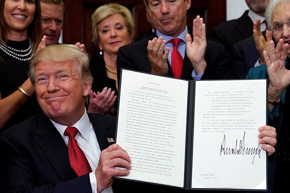 Дональд Трамп едва не забыл подписать собственный указ, позволяющий обходить Obamacare