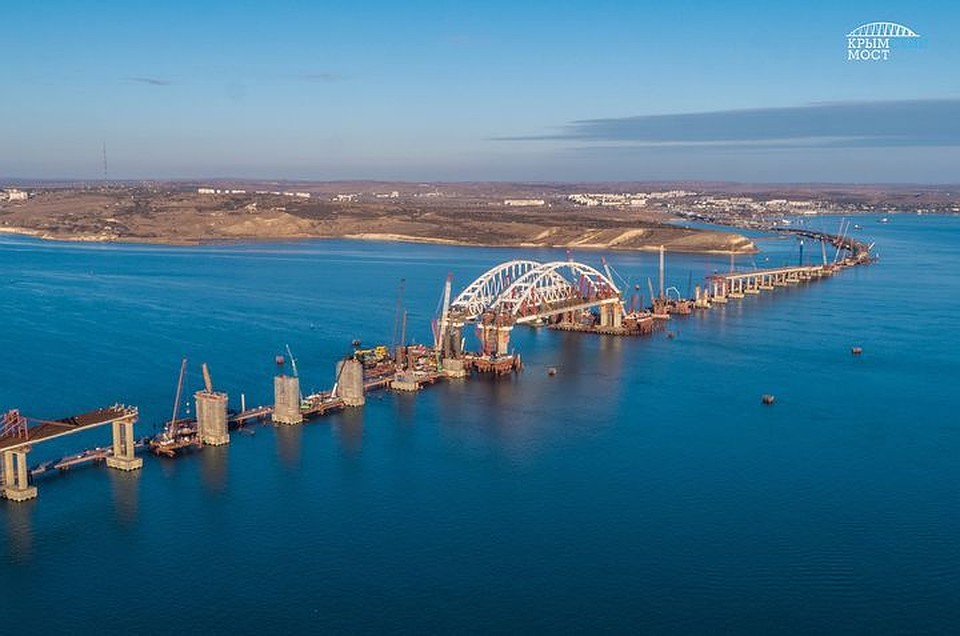 Арку установили - корабли могут свободно плыть через пролив. Фото: инфоцентр "Крымский мост"