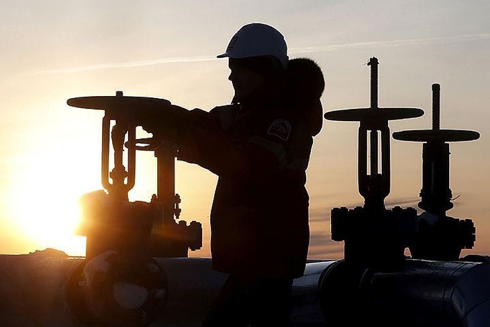 Нефти помогают последние данные от Минэнерго США.