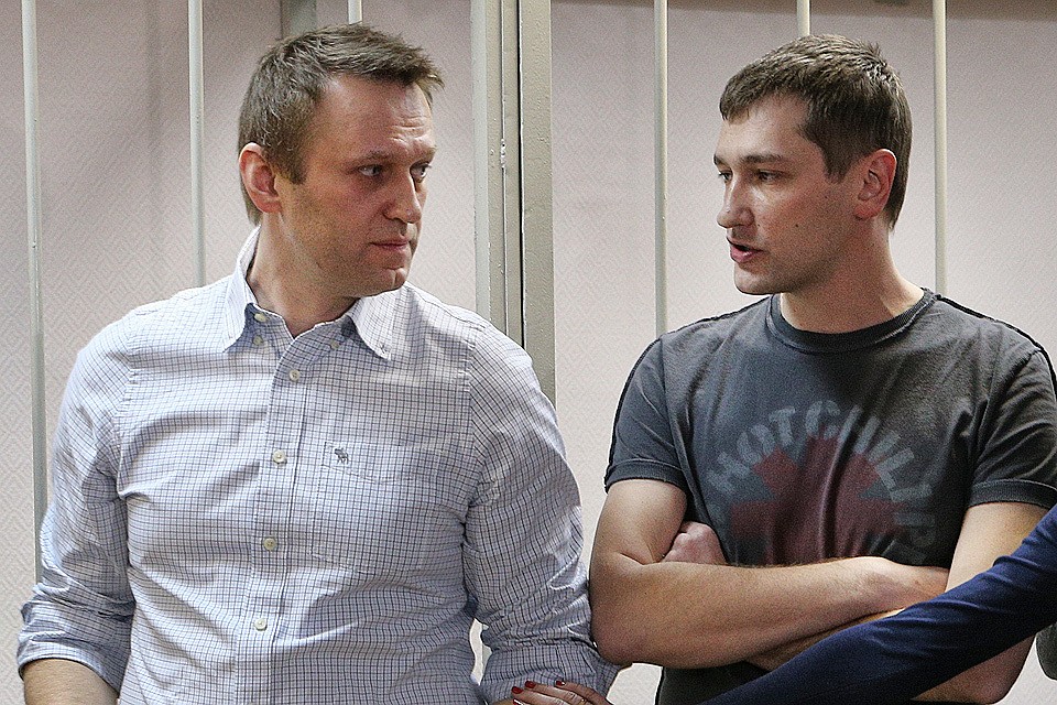 Декабрь 2014 года. Братья Алексей (слева) и Олег Навальные на оглашении приговора в Замоскворецком суде. ФОТО Михаил Почуев/ТАСС
