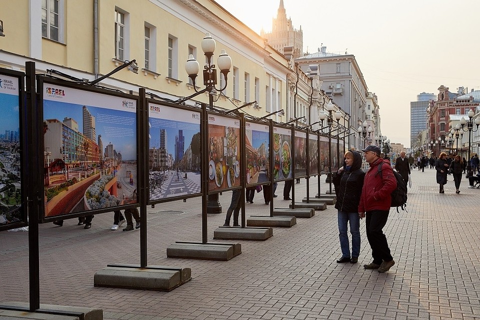 Фотовыставка "Два города - один отпуск" на Старом Арбате посвящена Иерусалиму и Тель-Авиву.