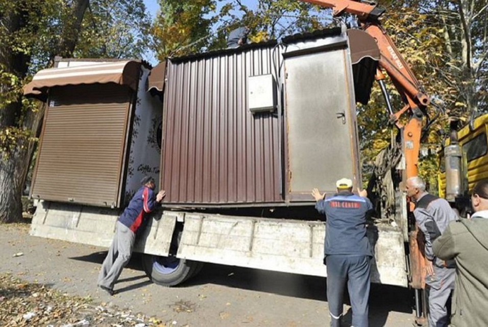 В главном парке центра Кишинева демонтируют кофейные ларьки. Фото: Константин Григорицэ.
