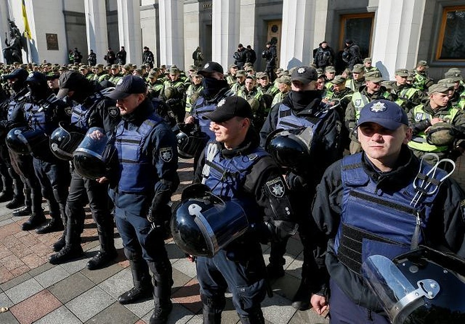 Нацгвардия Украины охраняет здание Верховной рады во время митинга
