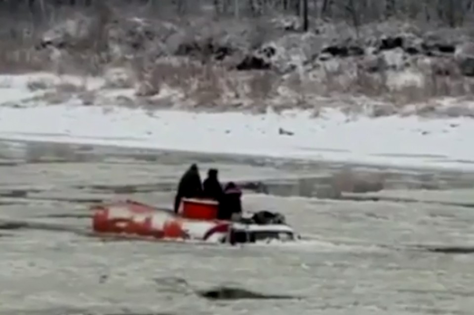 Видео с места происшествия уже попало в социальные сети, в частности, в группу blag_dtp.