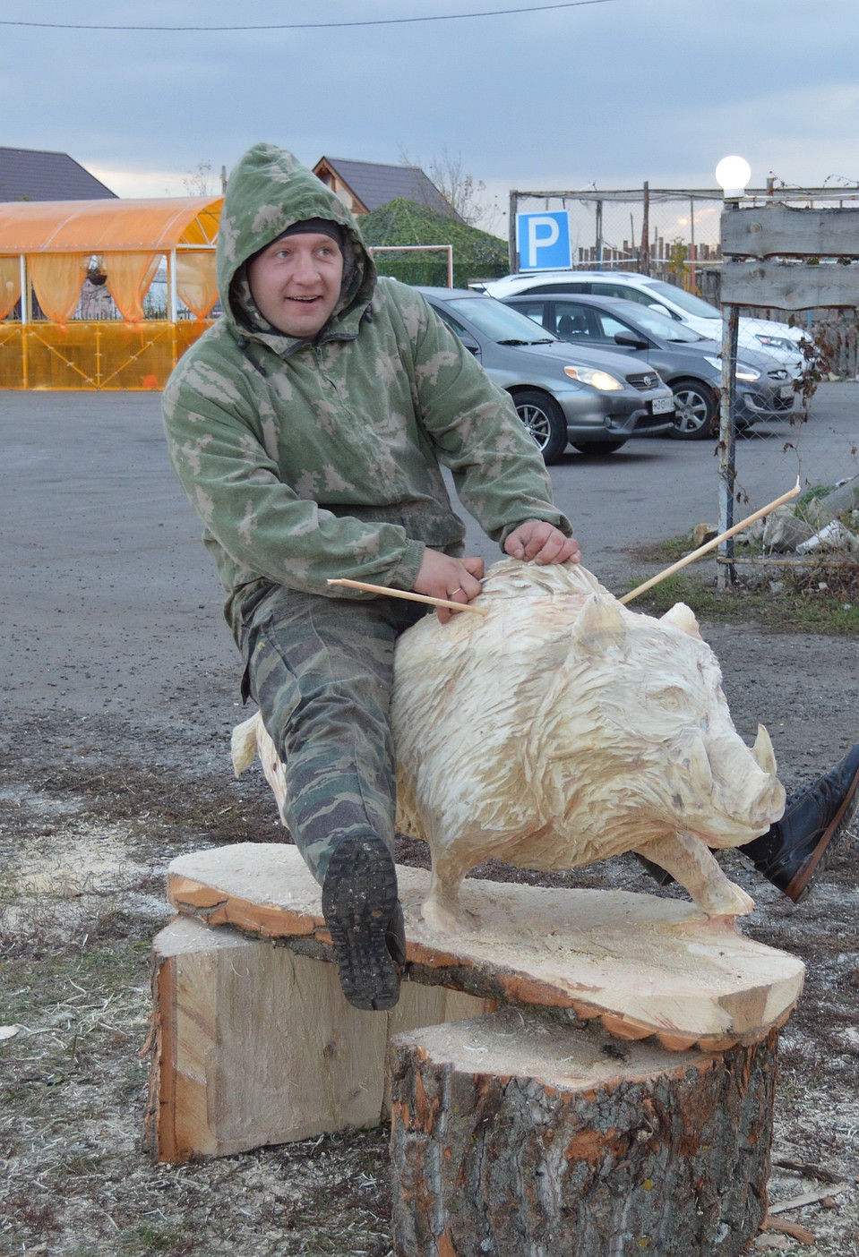 Александр Кудрявцев проверил на прочность свою скульптуру. Фото Александра Ивченко.