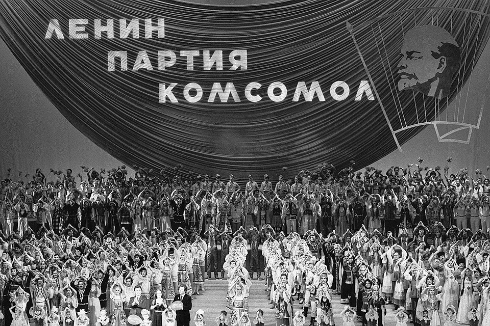 1982 год, сцена XIX съезда Всесоюзного Ленинского Коммунистического Союза Молодежи в Кремлевском Дворце. ФОТО Лизунов Юрий/Фотохроника ТАСС