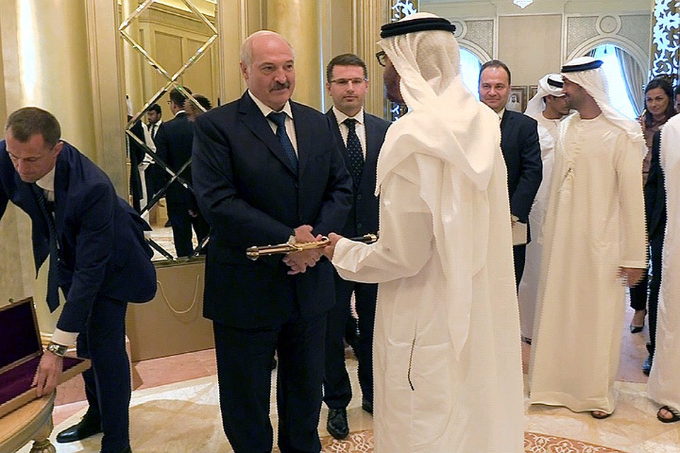 Александр Лукашенко вручил принцу Абу-Даби восточную саблю, деревянное панно и белорусский шоколад. Кадр пресс-службы президента Беларуси.
