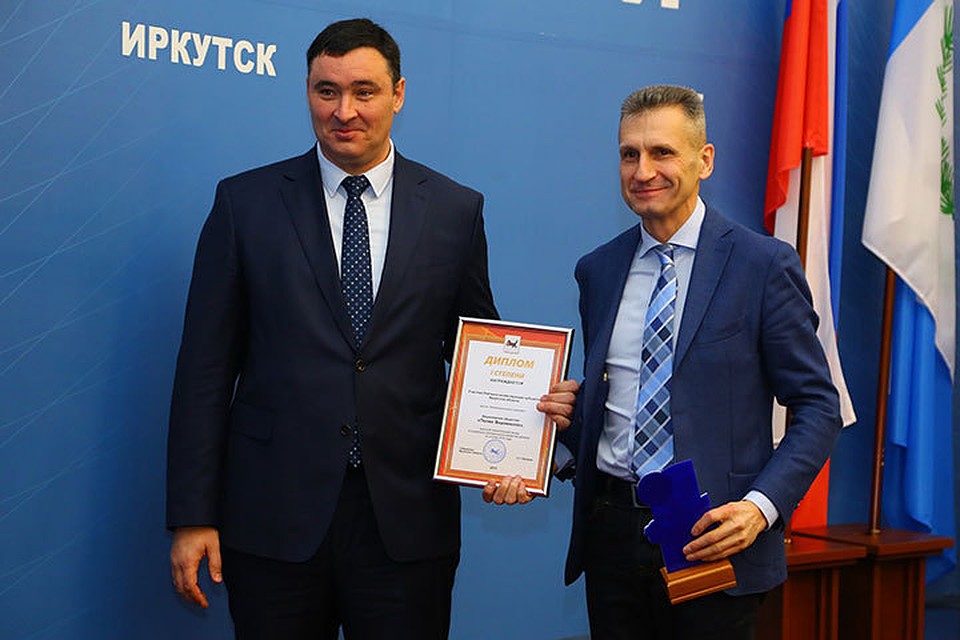 Первый заместитель губернатора - председатель правительства Иркутской области Руслан Болотов вручил диплом первой степени управляющему директору АО «Полюс Вернинское» Игорю Цукурову. Фото: Андрей Федоров.