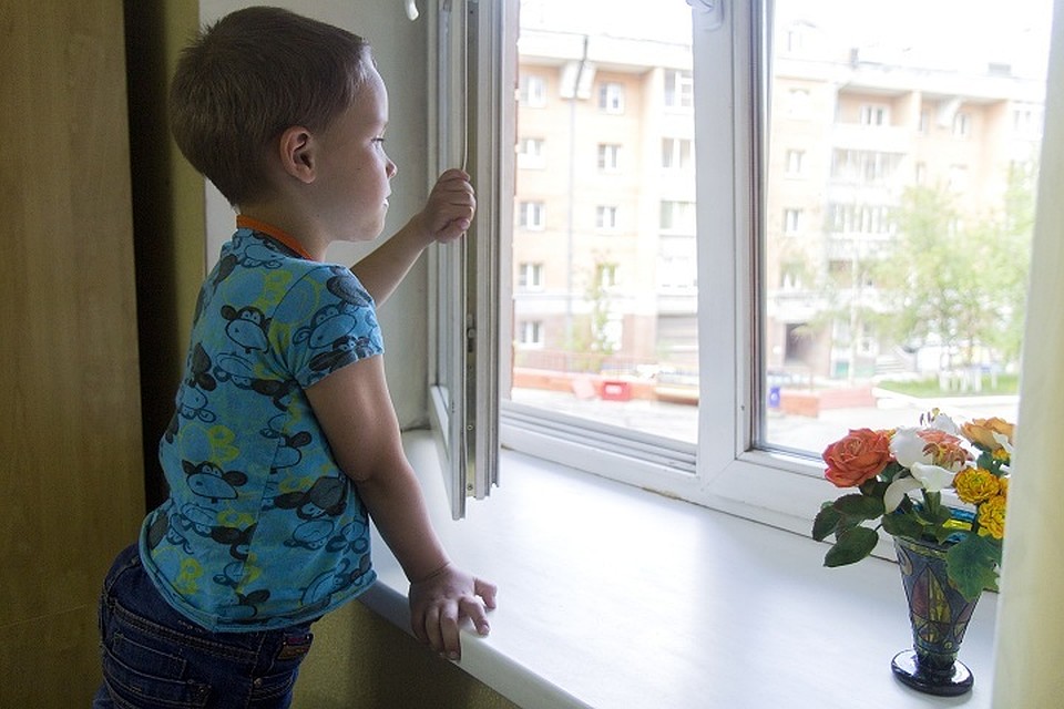 По предварительной версии, шпингалет на окне плохо закрывался