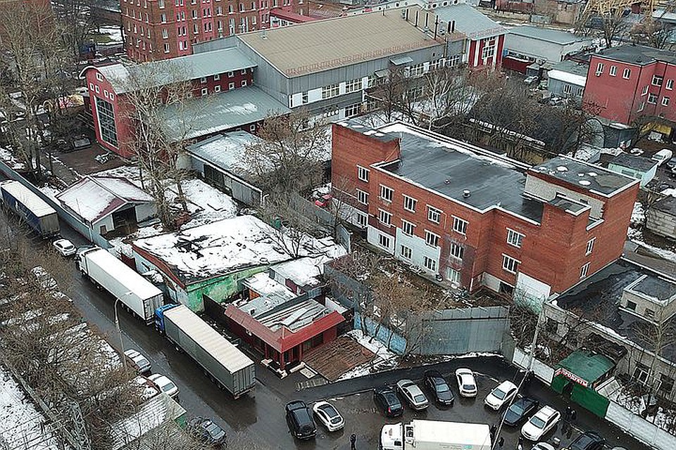 Очевидцы рассказывали, что видели, как из подъезда КПП «Меньшевика» врассыпную разбегаются люди. Один убежать не успел.