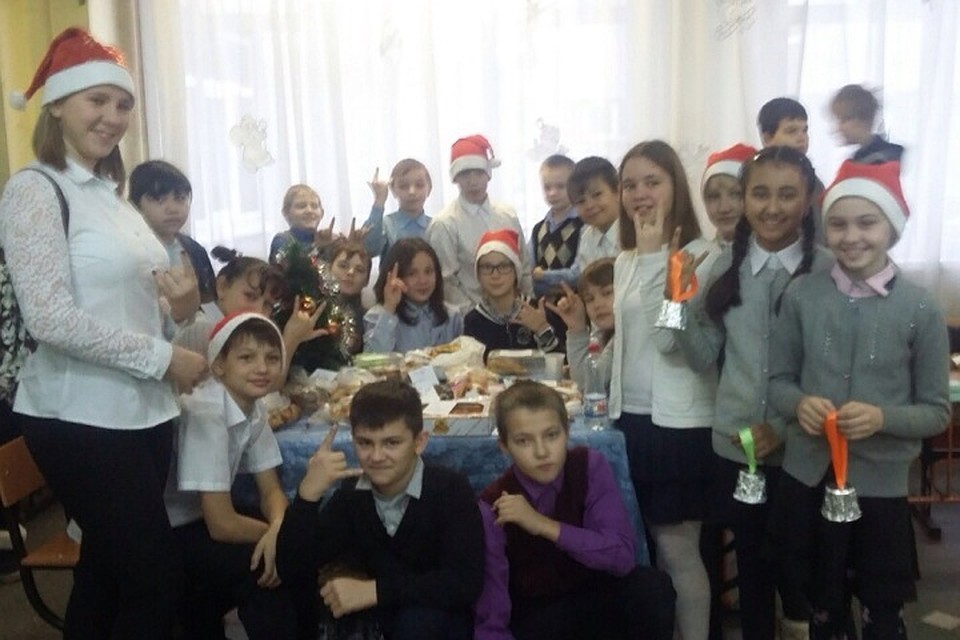 В Ангарске школьники провели новогоднюю благотворительную ярмарку, чтобы спасти мальчика с ДЦП