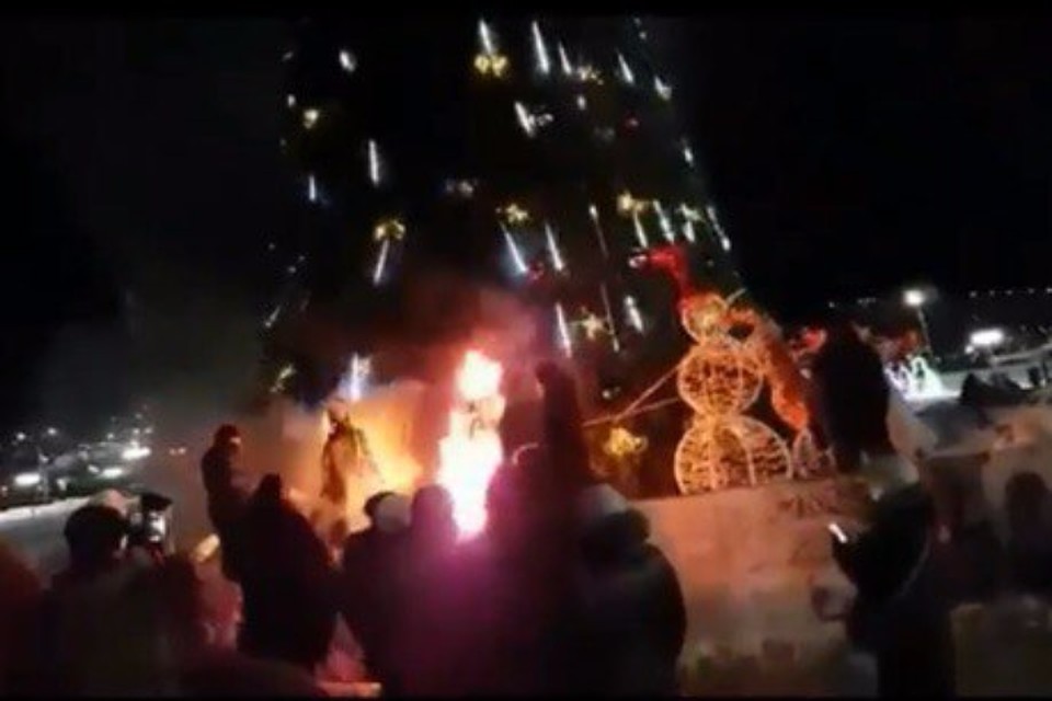 Дед Мороз и Снегурочка сгорели на главной площади Камчатки в новогоднюю ночь