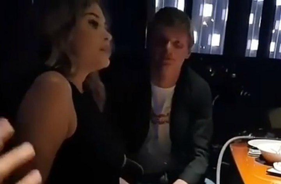 Скриншот видео, на котором Аршавин трогает симпатичную модель. Фото: личная страница героя публикации.