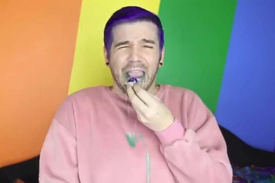 Участники опасного флешмоба Tide Pod Challenge стараются как можно оригинальнее съесть на камеру моющие средства