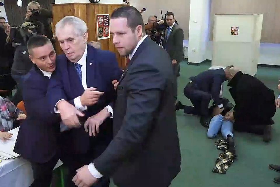Украинская активистка Femen пыталась помешать проголосовать президенту Чехии Милошу Земану
