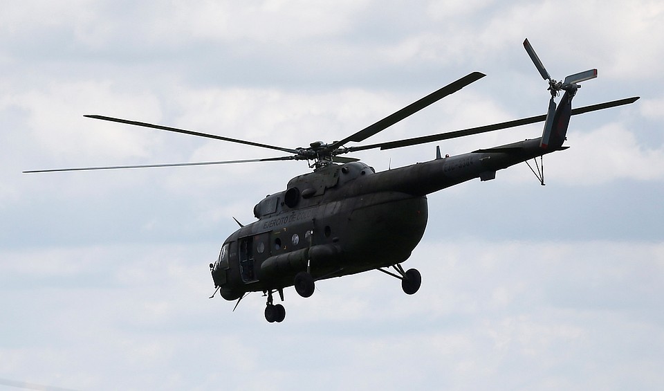 Вертолет Ми-17 перевозил военную группу из десяти человек